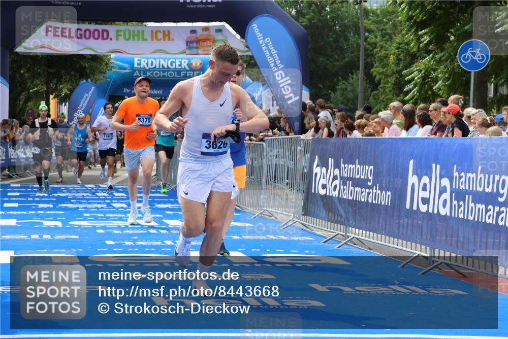 29.06.2025 - hella hamburg halbmarathon Strokosch-Dieckow http://msf.ph/oto/8443668 29.06.2025 10:39:57 Ziel 1603, 2563, 2573, 2826, 3626, 4766, 5050, 5375, 6080, 6149, 7981, 8467, 8574, 11714, 12091, 13514, 15421, 15813, 17973 meine-sportfotos.de