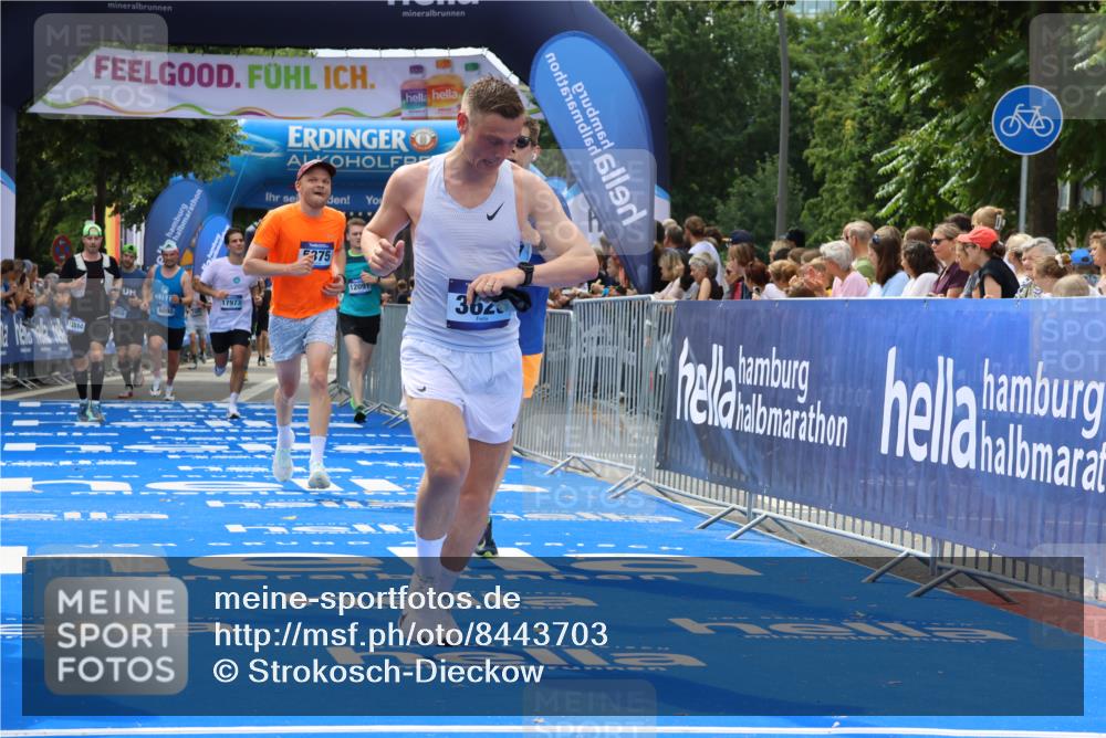 29.06.2025 - hella hamburg halbmarathon Strokosch-Dieckow http://msf.ph/oto/8443703 29.06.2025 10:39:57 Ziel 1603, 2563, 2573, 2826, 3626, 4766, 5050, 5375, 6080, 6149, 7981, 8467, 8574, 11714, 12091, 13514, 15421, 15813, 17973 meine-sportfotos.de