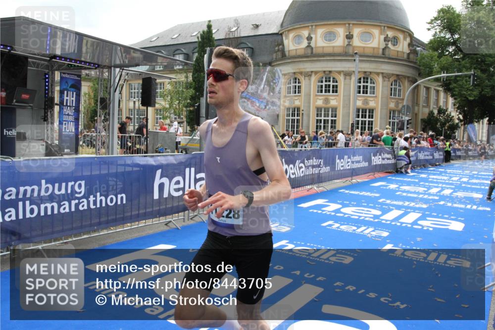 29.06.2025 - hella hamburg halbmarathon Michael Strokosch http://msf.ph/oto/8443705 29.06.2025 10:25:50 Ziel 11228, 14107, 17258 meine-sportfotos.de
