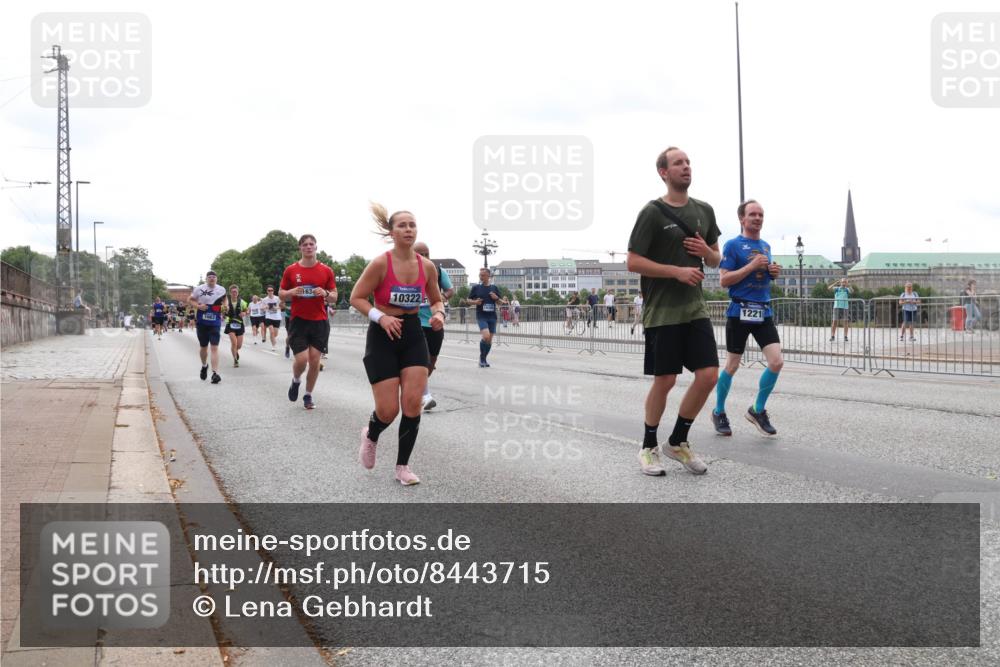 29.06.2025 - hella hamburg halbmarathon Lena Gebhardt http://msf.ph/oto/8443715 29.06.2025 10:29:44 Lombardsbrücke 10322, 1221, 1063, 1097, 1230, 1661, 1694, 2302, 2699, 3179, 3311, 3524, 3613, 4349, 4373, 4395, 4580, 5063, 5322, 5350, 6285, 6725, 7517, 7832, 8388, 8792, 8812, 8941, 9095, 9714, 9937, 10162, 10322, 10641, 10808, 10996, 11249, 11269, 11376, 11444, 11634, 11792, 11803, 11989, 12086, 12216, 12227, 12305, 12537, 13031, 13382, 13810, 14644, 15266, 16306, 16659, 16662, 16676, 17496, 17529, 17945, 18298, 18299, 18385, 18414 meine-sportfotos.de