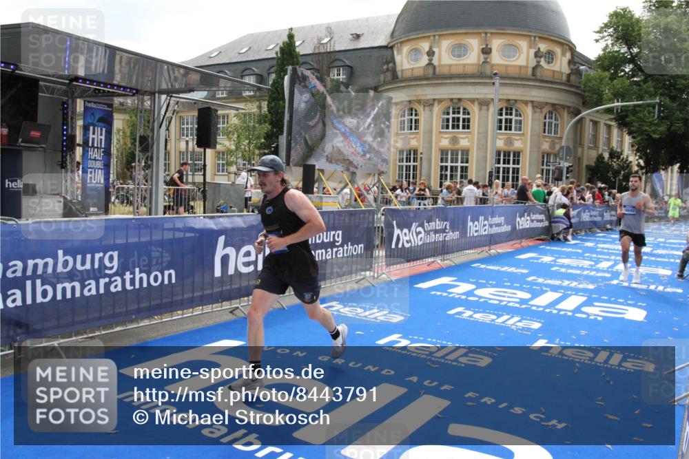 29.06.2025 - hella hamburg halbmarathon Michael Strokosch http://msf.ph/oto/8443791 29.06.2025 10:25:57 Ziel 9767, 10468, 17258, 18692 meine-sportfotos.de