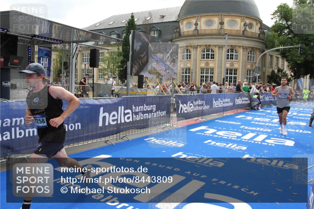 29.06.2025 - hella hamburg halbmarathon Michael Strokosch http://msf.ph/oto/8443809 29.06.2025 10:25:57 Ziel 9767, 10468, 17258, 18692 meine-sportfotos.de
