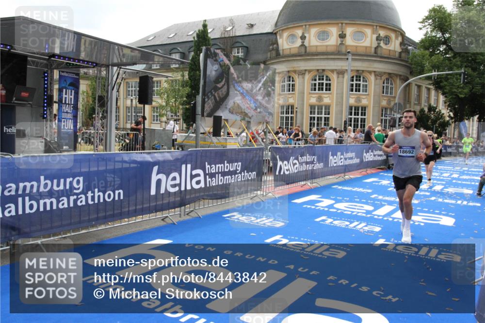 29.06.2025 - hella hamburg halbmarathon Michael Strokosch http://msf.ph/oto/8443842 29.06.2025 10:25:58 Ziel 9767, 10468, 17258, 18692 meine-sportfotos.de