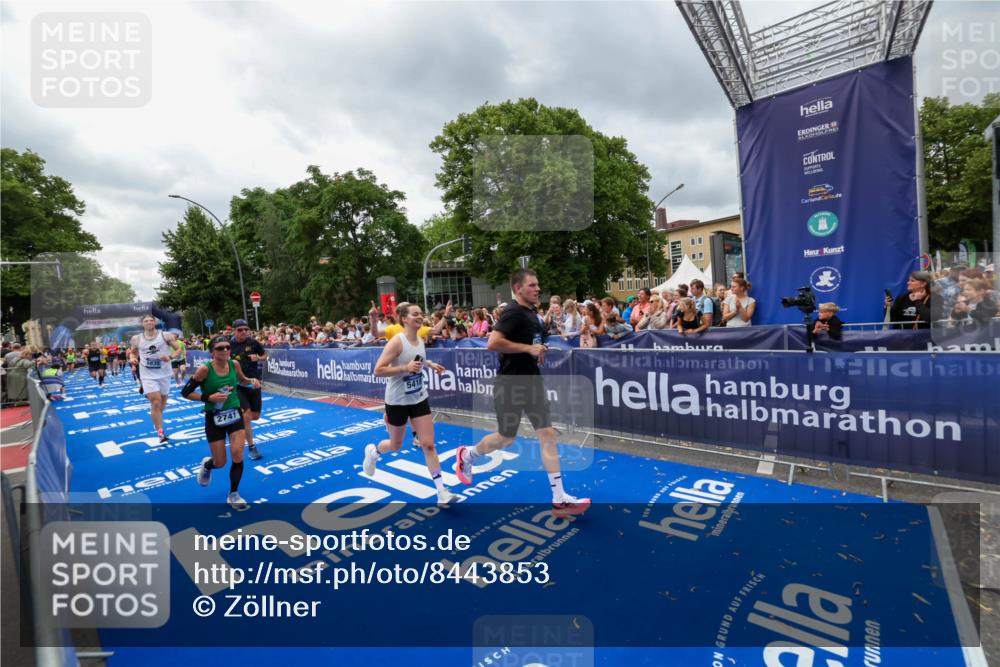 29.06.2025 - hella hamburg halbmarathon Zöllner http://msf.ph/oto/8443853 29.06.2025 10:56:58 Ziel 1955, 2282, 2741, 2759, 5033, 5418, 6835, 7716, 8669, 11043, 11212, 14678, 15097, 16620, 16679 meine-sportfotos.de