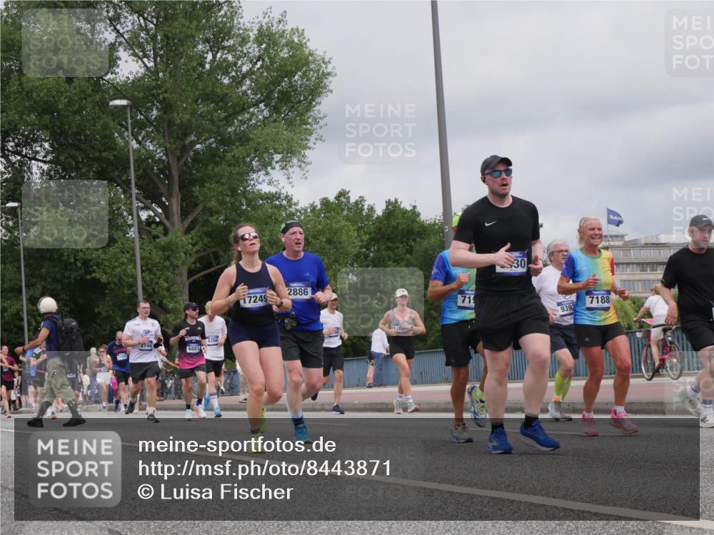 29.06.2025 - hella hamburg halbmarathon Luisa Fischer http://msf.ph/oto/8443871 29.06.2025 10:25:54 Kennedybrücke 6881, 1266, 17249, 2886, 1057, 719, 30, 9392, 7188, 2479, 2744, 2886, 3430, 3600, 4190, 4266, 6048, 6826, 6881, 7188, 7190, 7276, 9392, 10210, 10432, 10573 meine-sportfotos.de