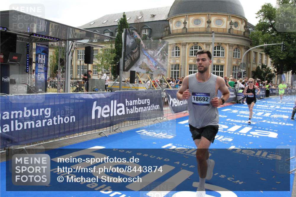 29.06.2025 - hella hamburg halbmarathon Michael Strokosch http://msf.ph/oto/8443874 29.06.2025 10:25:59 Ziel 9767, 10468, 17258, 18692 meine-sportfotos.de
