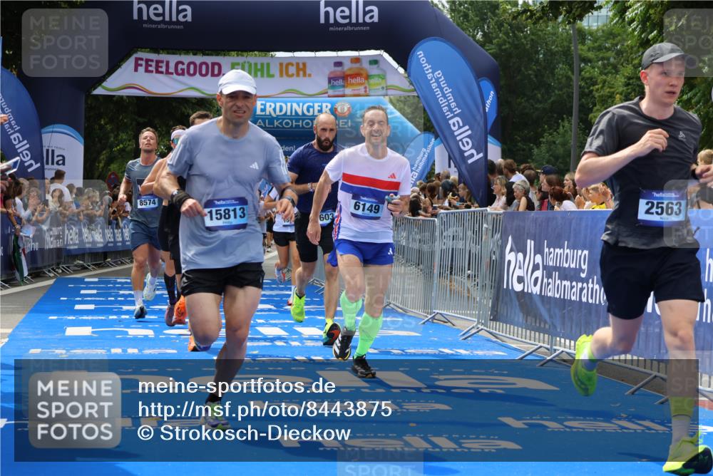 29.06.2025 - hella hamburg halbmarathon Strokosch-Dieckow http://msf.ph/oto/8443875 29.06.2025 10:39:53 Ziel 1603, 1975, 2525, 2563, 2573, 3626, 4766, 5375, 6149, 7981, 8467, 8574, 11714, 15421, 15813 meine-sportfotos.de