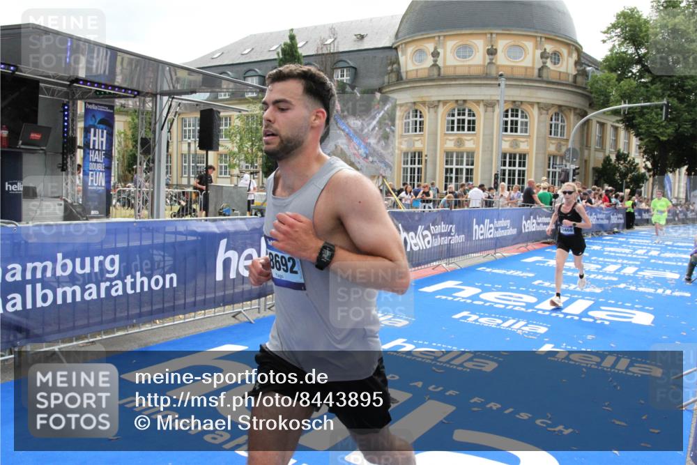 29.06.2025 - hella hamburg halbmarathon Michael Strokosch http://msf.ph/oto/8443895 29.06.2025 10:25:59 Ziel 9767, 10468, 17258, 18692 meine-sportfotos.de