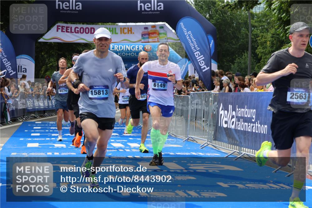 29.06.2025 - hella hamburg halbmarathon Strokosch-Dieckow http://msf.ph/oto/8443902 29.06.2025 10:39:53 Ziel 1603, 1975, 2525, 2563, 2573, 3626, 4766, 5375, 6149, 7981, 8467, 8574, 11714, 15421, 15813 meine-sportfotos.de