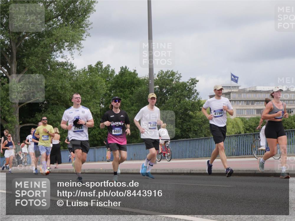 29.06.2025 - hella hamburg halbmarathon Luisa Fischer http://msf.ph/oto/8443916 29.06.2025 10:25:56 Kennedybrücke 10432, 2744, 6881, 4190, 4266, 2479, 2744, 2886, 3430, 3600, 3601, 4190, 4266, 6048, 6881, 7188, 7190, 7276, 9392, 10432, 10573 meine-sportfotos.de