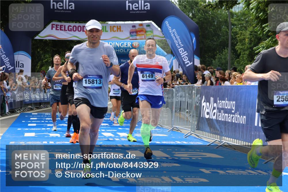29.06.2025 - hella hamburg halbmarathon Strokosch-Dieckow http://msf.ph/oto/8443929 29.06.2025 10:39:53 Ziel 1603, 1975, 2525, 2563, 2573, 3626, 4766, 5375, 6149, 7981, 8467, 8574, 11714, 15421, 15813 meine-sportfotos.de
