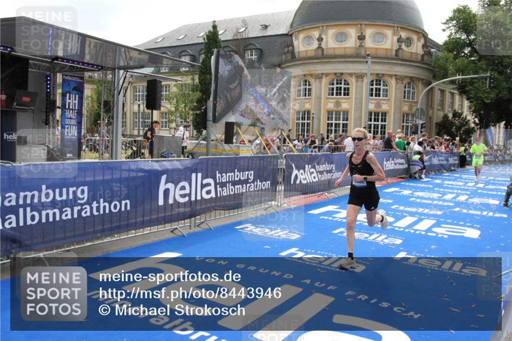 29.06.2025 - hella hamburg halbmarathon Michael Strokosch http://msf.ph/oto/8443946 29.06.2025 10:26:00 Ziel 9767, 10468, 18692 meine-sportfotos.de
