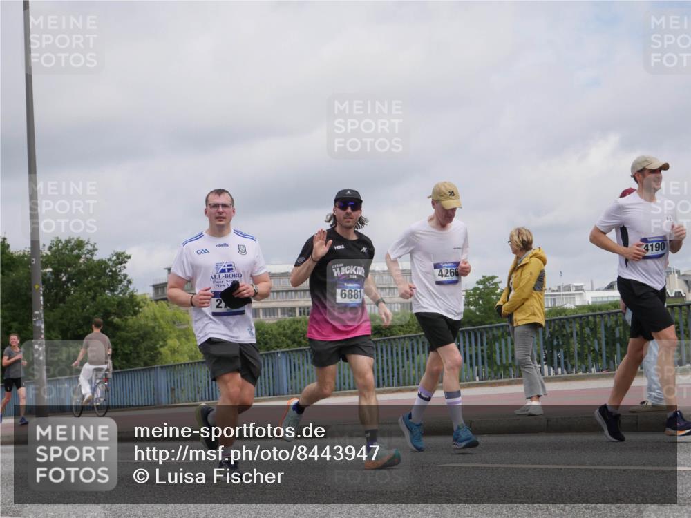 29.06.2025 - hella hamburg halbmarathon Luisa Fischer http://msf.ph/oto/8443947 29.06.2025 10:25:59 Kennedybrücke 4190, 4266, 2, 6881, 2744, 2886, 3600, 3601, 4190, 4266, 6048, 6881, 9392, 10432, 10573 meine-sportfotos.de
