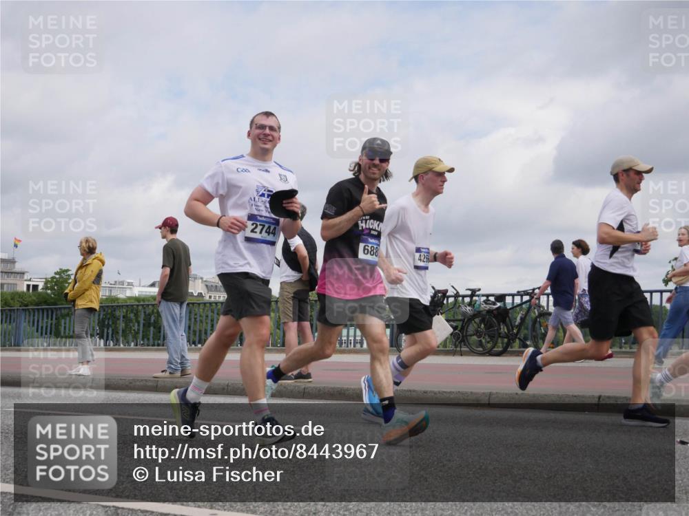 29.06.2025 - hella hamburg halbmarathon Luisa Fischer http://msf.ph/oto/8443967 29.06.2025 10:26:00 Kennedybrücke 2744, 2024, 688, 426, 2744, 3600, 3601, 4190, 4266, 4969, 6048, 6747, 6881, 7891, 9256, 9392, 10432, 10573 meine-sportfotos.de