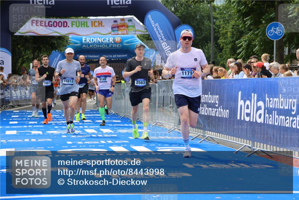 29.06.2025 - hella hamburg halbmarathon Strokosch-Dieckow http://msf.ph/oto/8443998 29.06.2025 10:39:51 Ziel 1603, 1975, 2525, 2563, 2573, 3626, 4766, 5375, 6149, 7981, 8467, 8574, 11714, 14204, 15421, 15744, 15813, 18013 meine-sportfotos.de