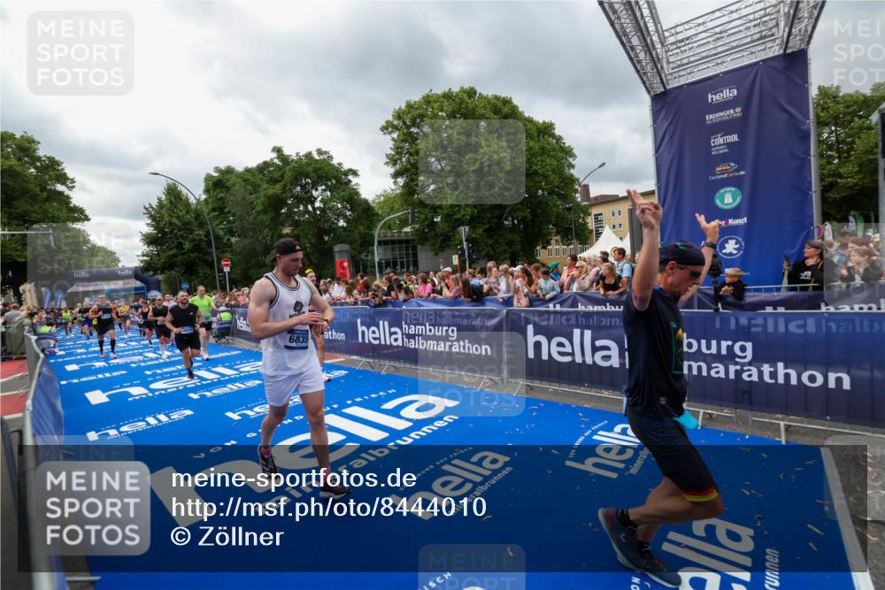 29.06.2025 - hella hamburg halbmarathon Zöllner http://msf.ph/oto/8444010 29.06.2025 10:57:00 Ziel 1955, 2282, 2741, 2759, 4299, 5033, 5418, 6835, 7716, 8669, 11043, 11212, 11638, 14678, 15097, 16470, 16620, 19091 meine-sportfotos.de