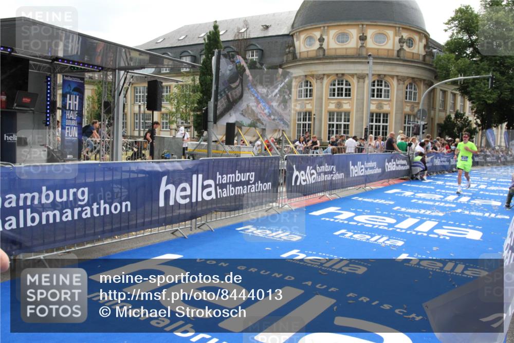 29.06.2025 - hella hamburg halbmarathon Michael Strokosch http://msf.ph/oto/8444013 29.06.2025 10:26:01 Ziel 9767, 10468, 18692 meine-sportfotos.de