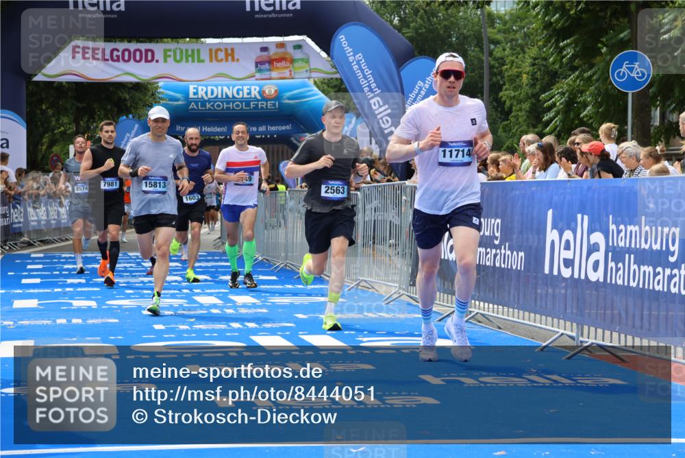 29.06.2025 - hella hamburg halbmarathon Strokosch-Dieckow http://msf.ph/oto/8444051 29.06.2025 10:39:51 Ziel 1603, 1975, 2525, 2563, 2573, 3626, 4766, 5375, 6149, 7981, 8467, 8574, 11714, 14204, 15421, 15744, 15813, 18013 meine-sportfotos.de