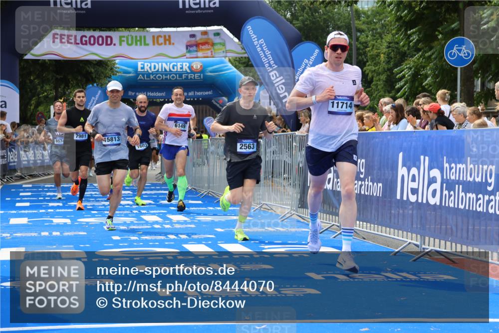 29.06.2025 - hella hamburg halbmarathon Strokosch-Dieckow http://msf.ph/oto/8444070 29.06.2025 10:39:51 Ziel 1603, 1975, 2525, 2563, 2573, 3626, 4766, 5375, 6149, 7981, 8467, 8574, 11714, 14204, 15421, 15744, 15813, 18013 meine-sportfotos.de