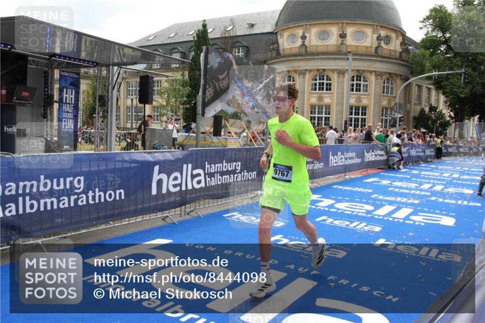 29.06.2025 - hella hamburg halbmarathon Michael Strokosch http://msf.ph/oto/8444098 29.06.2025 10:26:03 Ziel 9767, 13779, 17003 meine-sportfotos.de
