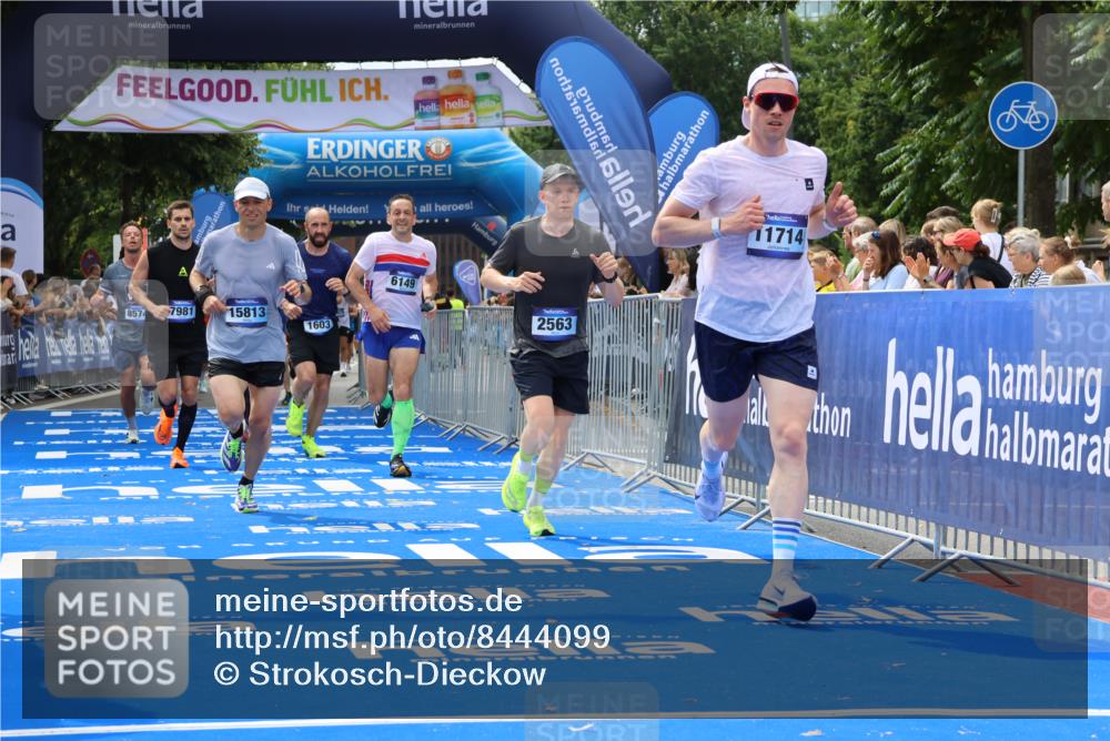 29.06.2025 - hella hamburg halbmarathon Strokosch-Dieckow http://msf.ph/oto/8444099 29.06.2025 10:39:51 Ziel 1603, 1975, 2525, 2563, 2573, 3626, 4766, 5375, 6149, 7981, 8467, 8574, 11714, 14204, 15421, 15744, 15813, 18013 meine-sportfotos.de