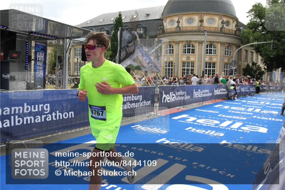 29.06.2025 - hella hamburg halbmarathon Michael Strokosch http://msf.ph/oto/8444109 29.06.2025 10:26:03 Ziel 9767, 13779, 17003 meine-sportfotos.de