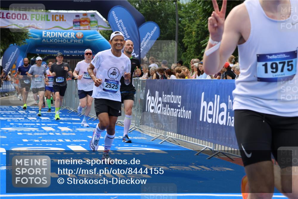 29.06.2025 - hella hamburg halbmarathon Strokosch-Dieckow http://msf.ph/oto/8444155 29.06.2025 10:39:49 Ziel 1603, 1975, 2525, 2563, 2573, 3626, 4766, 6149, 7981, 8574, 11714, 13190, 14204, 15421, 15435, 15744, 15813, 16580, 17005, 17792, 18013 meine-sportfotos.de