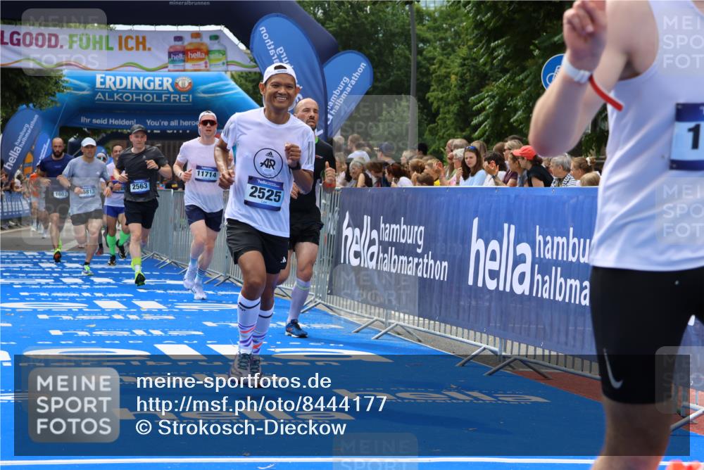 29.06.2025 - hella hamburg halbmarathon Strokosch-Dieckow http://msf.ph/oto/8444177 29.06.2025 10:39:49 Ziel 1603, 1975, 2525, 2563, 2573, 3626, 4766, 6149, 7981, 8574, 11714, 13190, 14204, 15421, 15435, 15744, 15813, 16580, 17005, 17792, 18013 meine-sportfotos.de