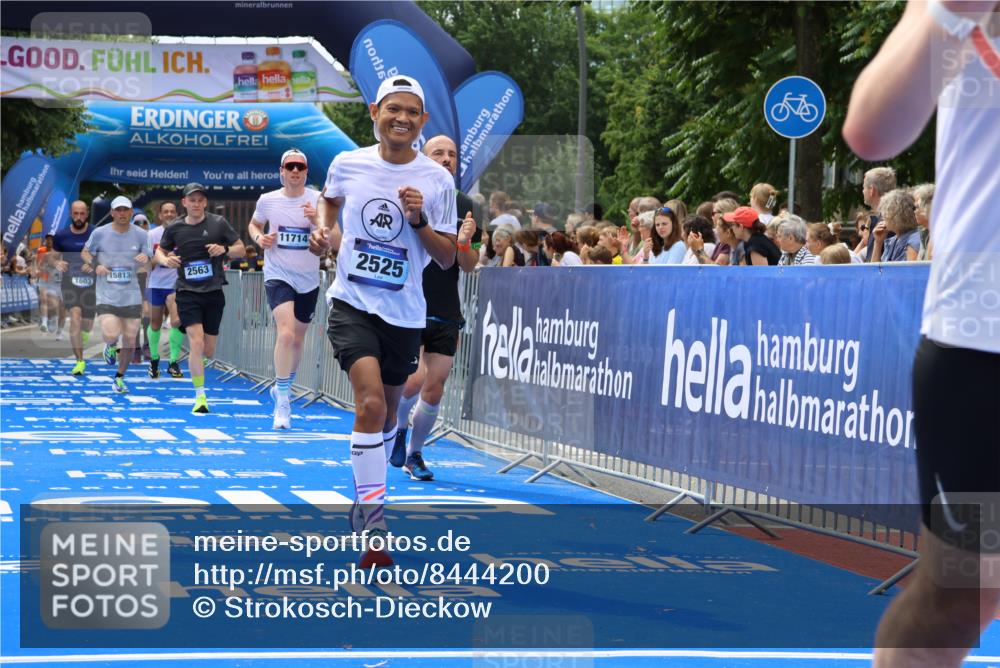 29.06.2025 - hella hamburg halbmarathon Strokosch-Dieckow http://msf.ph/oto/8444200 29.06.2025 10:39:49 Ziel 1603, 1975, 2525, 2563, 2573, 3626, 4766, 6149, 7981, 8574, 11714, 13190, 14204, 15421, 15435, 15744, 15813, 16580, 17005, 17792, 18013 meine-sportfotos.de
