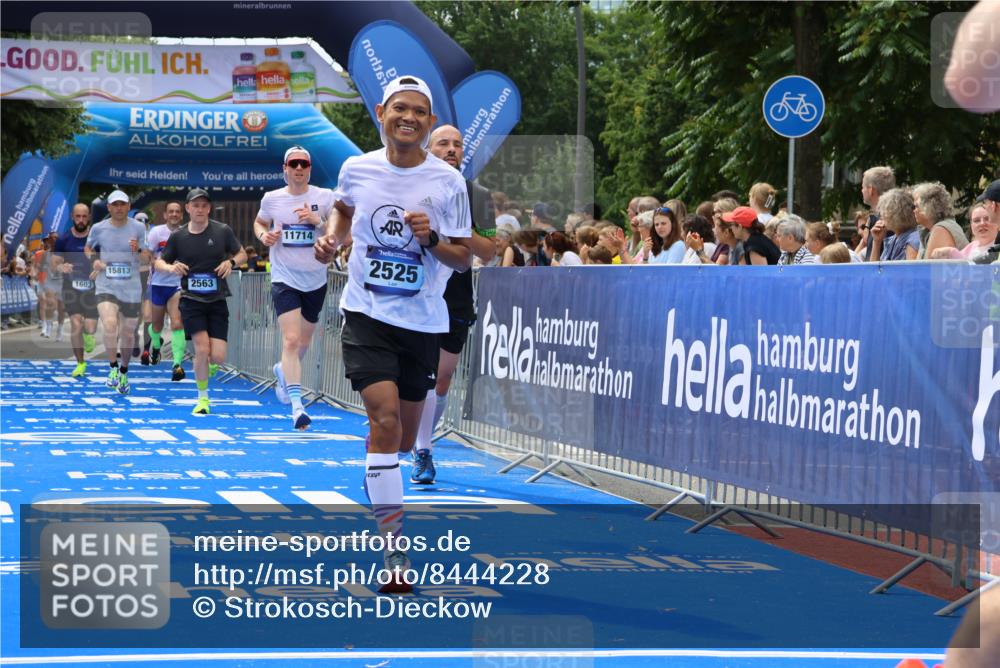 29.06.2025 - hella hamburg halbmarathon Strokosch-Dieckow http://msf.ph/oto/8444228 29.06.2025 10:39:50 Ziel 1603, 1975, 2525, 2563, 2573, 3626, 4766, 6149, 7981, 8467, 8574, 11714, 13190, 14204, 15421, 15744, 15813, 17005, 17792, 18013 meine-sportfotos.de