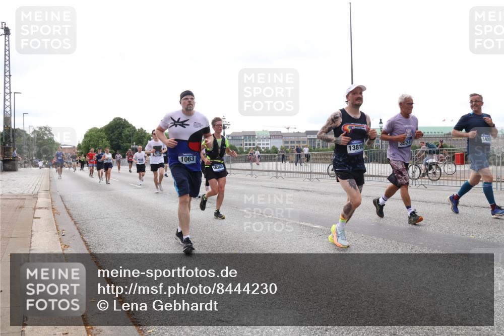 29.06.2025 - hella hamburg halbmarathon Lena Gebhardt http://msf.ph/oto/8444230 29.06.2025 10:29:48 Lombardsbrücke 1063, 18385, 13810, 3524, 1063, 1097, 1547, 1661, 1694, 2302, 2699, 3179, 3311, 3524, 3613, 4349, 4395, 4580, 5063, 5322, 5350, 6285, 6626, 6725, 7517, 7832, 8388, 8792, 8812, 8941, 9095, 9714, 9937, 10162, 10322, 10996, 11249, 11269, 11376, 11444, 11634, 11792, 11803, 12086, 12216, 12227, 12305, 12537, 13031, 13382, 13810, 14304, 14644, 15266, 16182, 16306, 16659, 16662, 16676, 16769, 17496, 17529, 17945, 18298, 18299, 18385, 18503 meine-sportfotos.de
