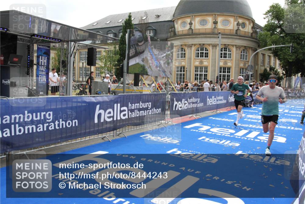29.06.2025 - hella hamburg halbmarathon Michael Strokosch http://msf.ph/oto/8444243 29.06.2025 10:26:09 Ziel 13779, 16615, 17003 meine-sportfotos.de