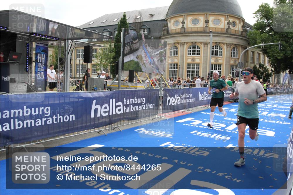 29.06.2025 - hella hamburg halbmarathon Michael Strokosch http://msf.ph/oto/8444265 29.06.2025 10:26:10 Ziel 13779, 16615, 17003 meine-sportfotos.de