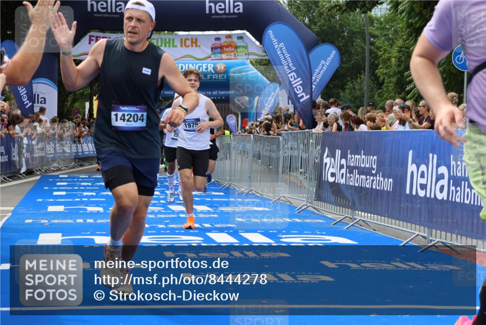 29.06.2025 - hella hamburg halbmarathon Strokosch-Dieckow http://msf.ph/oto/8444278 29.06.2025 10:39:47 Ziel 1603, 1975, 2525, 2563, 2573, 4398, 4766, 6149, 7981, 11714, 13190, 14204, 15435, 15744, 15813, 16580, 16761, 17005, 17792, 18013 meine-sportfotos.de