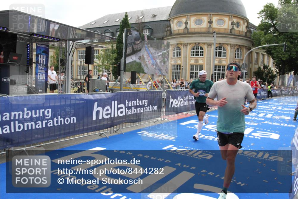 29.06.2025 - hella hamburg halbmarathon Michael Strokosch http://msf.ph/oto/8444282 29.06.2025 10:26:10 Ziel 13779, 16615, 17003 meine-sportfotos.de