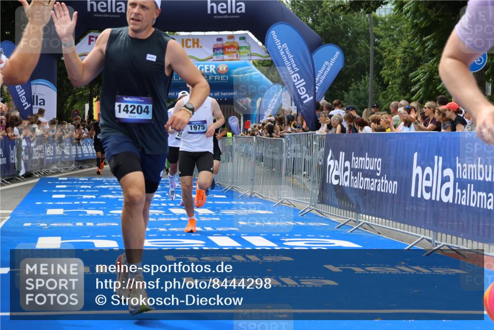 29.06.2025 - hella hamburg halbmarathon Strokosch-Dieckow http://msf.ph/oto/8444298 29.06.2025 10:39:47 Ziel 1603, 1975, 2525, 2563, 2573, 4398, 4766, 6149, 7981, 11714, 13190, 14204, 15435, 15744, 15813, 16580, 16761, 17005, 17792, 18013 meine-sportfotos.de