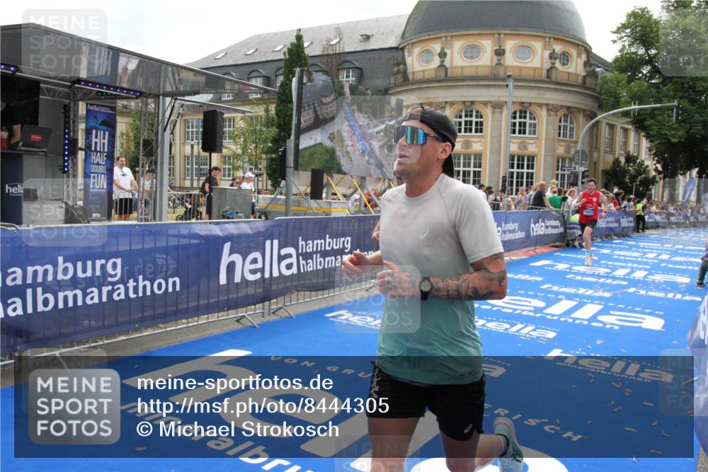 29.06.2025 - hella hamburg halbmarathon Michael Strokosch http://msf.ph/oto/8444305 29.06.2025 10:26:10 Ziel 13779, 16615, 17003 meine-sportfotos.de