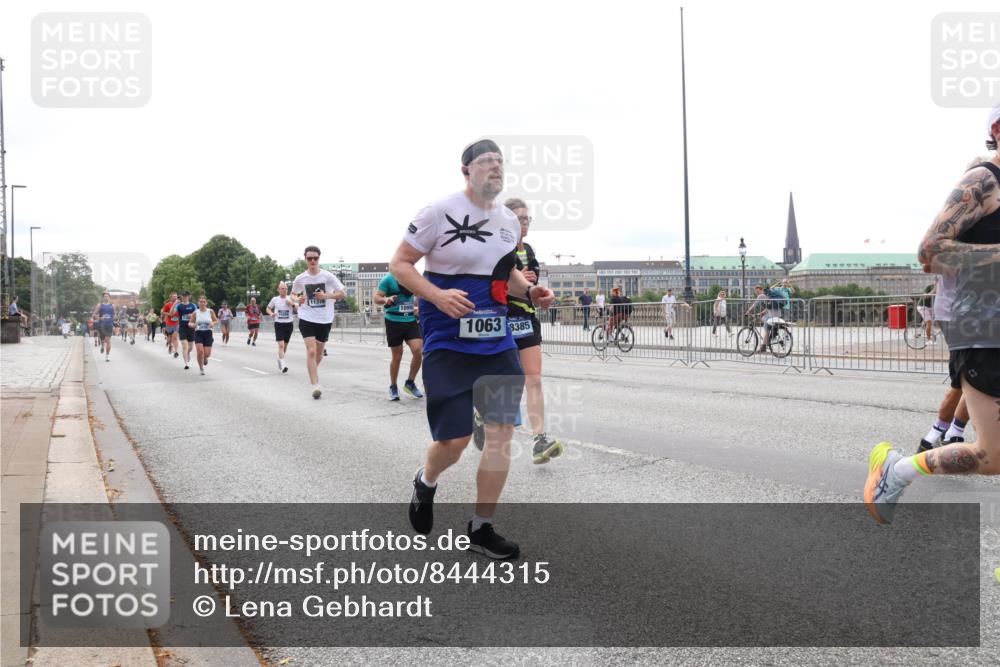 29.06.2025 - hella hamburg halbmarathon Lena Gebhardt http://msf.ph/oto/8444315 29.06.2025 10:29:48 Lombardsbrücke 109, 1063, 9385, 1063, 1097, 1547, 1661, 1694, 2302, 2699, 3179, 3311, 3524, 3613, 4349, 4395, 4580, 5063, 5322, 5350, 6285, 6626, 6725, 7517, 7832, 8388, 8792, 8812, 8941, 9095, 9714, 9937, 10162, 10322, 10996, 11249, 11269, 11376, 11444, 11634, 11792, 11803, 12086, 12216, 12227, 12305, 12537, 13031, 13382, 13810, 14304, 14644, 15266, 16182, 16306, 16659, 16662, 16676, 16769, 17496, 17529, 17945, 18298, 18299, 18385, 18503 meine-sportfotos.de