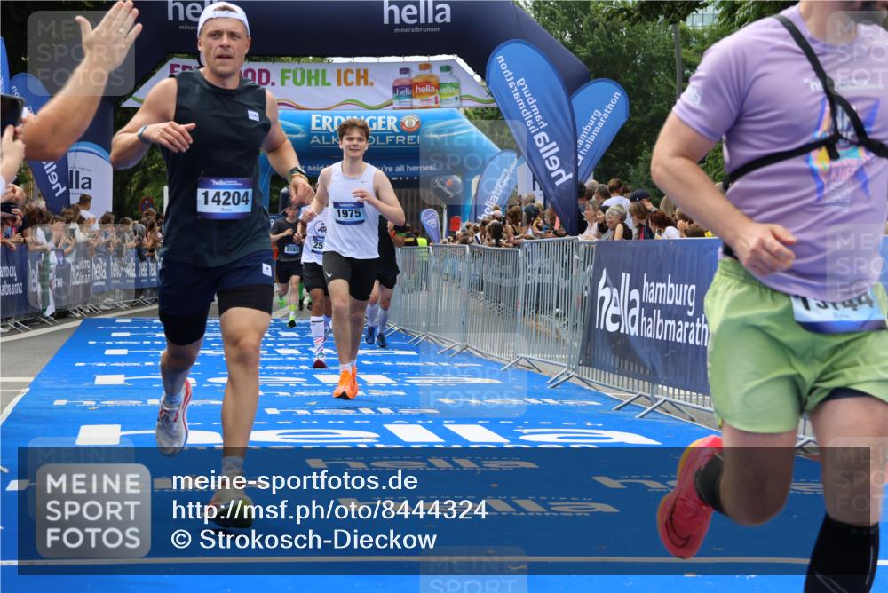 29.06.2025 - hella hamburg halbmarathon Strokosch-Dieckow http://msf.ph/oto/8444324 29.06.2025 10:39:47 Ziel 1603, 1975, 2525, 2563, 2573, 4398, 4766, 6149, 7981, 11714, 13190, 14204, 15435, 15744, 15813, 16580, 16761, 17005, 17792, 18013 meine-sportfotos.de
