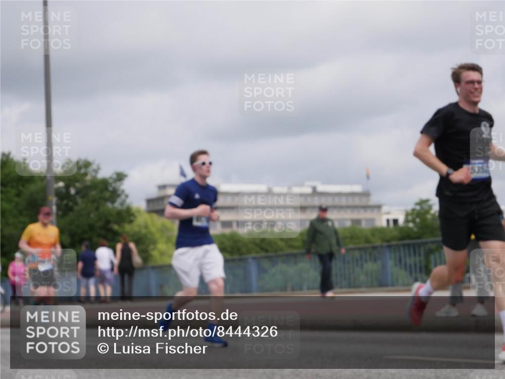 29.06.2025 - hella hamburg halbmarathon Luisa Fischer http://msf.ph/oto/8444326 29.06.2025 10:26:21 Kennedybrücke 5352, 1029, 1187, 1372, 1853, 2294, 3029, 4793, 5223, 5798, 6578, 7266, 7919, 9301, 9512, 10088 meine-sportfotos.de