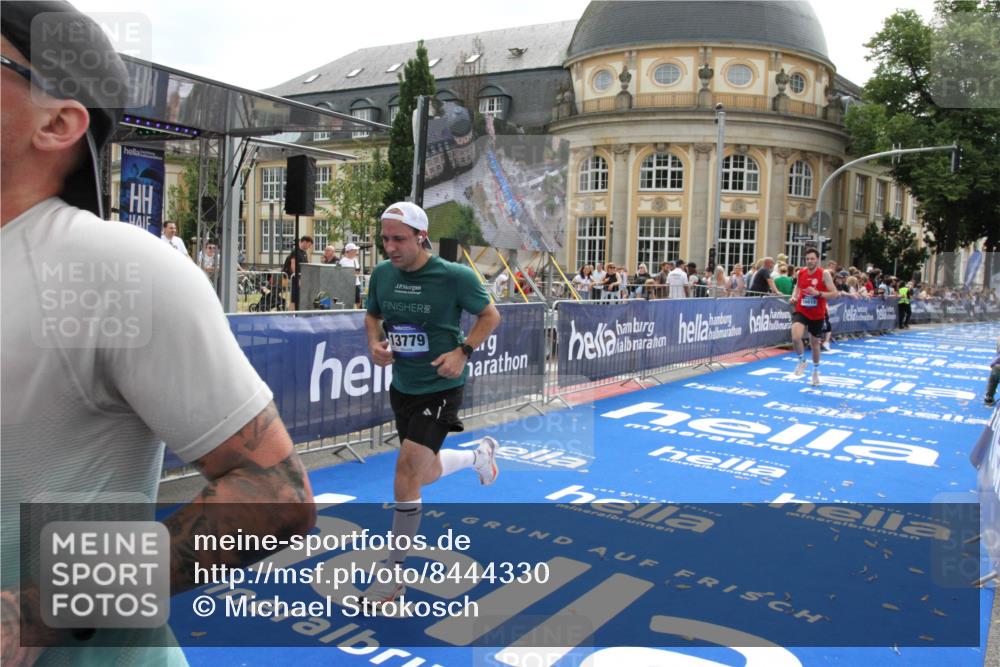 29.06.2025 - hella hamburg halbmarathon Michael Strokosch http://msf.ph/oto/8444330 29.06.2025 10:26:11 Ziel 13779, 16615, 17003 meine-sportfotos.de