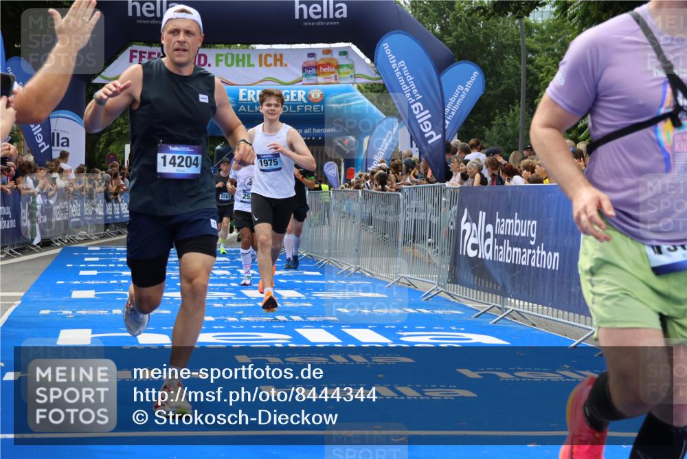 29.06.2025 - hella hamburg halbmarathon Strokosch-Dieckow http://msf.ph/oto/8444344 29.06.2025 10:39:47 Ziel 1603, 1975, 2525, 2563, 2573, 4398, 4766, 6149, 7981, 11714, 13190, 14204, 15435, 15744, 15813, 16580, 16761, 17005, 17792, 18013 meine-sportfotos.de
