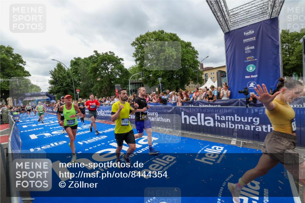 29.06.2025 - hella hamburg halbmarathon Zöllner http://msf.ph/oto/8444354 29.06.2025 10:57:06 Ziel 1485, 4261, 4299, 5033, 8669, 11143, 11212, 11638, 13691, 14408, 14588, 14678, 16470, 16909, 17617, 18208, 18719, 19091 meine-sportfotos.de