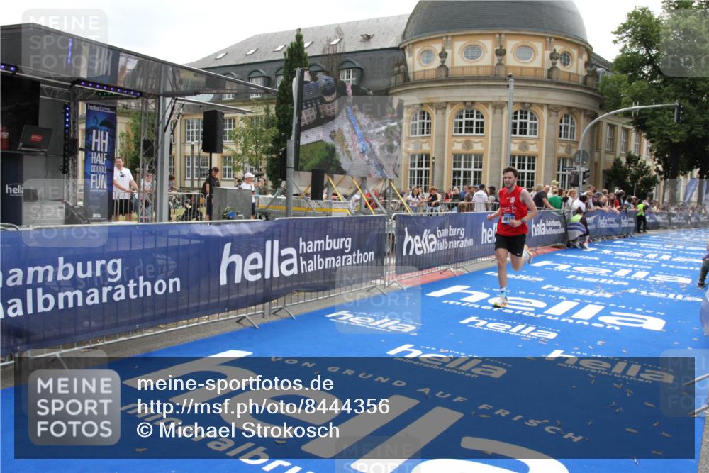 29.06.2025 - hella hamburg halbmarathon Michael Strokosch http://msf.ph/oto/8444356 29.06.2025 10:26:11 Ziel 13779, 16615, 17003 meine-sportfotos.de