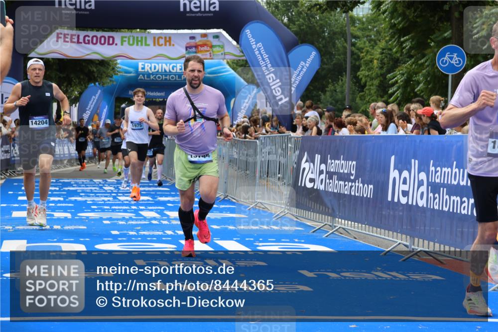 29.06.2025 - hella hamburg halbmarathon Strokosch-Dieckow http://msf.ph/oto/8444365 29.06.2025 10:39:45 Ziel 1358, 1975, 2525, 2563, 2573, 4398, 4766, 4888, 6149, 11714, 13190, 14204, 15435, 15744, 15813, 16580, 16761, 17005, 17425, 17792, 18013 meine-sportfotos.de