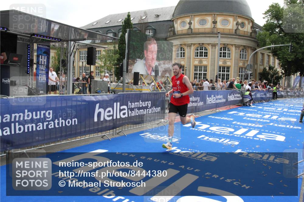 29.06.2025 - hella hamburg halbmarathon Michael Strokosch http://msf.ph/oto/8444380 29.06.2025 10:26:12 Ziel 13779, 16615, 17003 meine-sportfotos.de