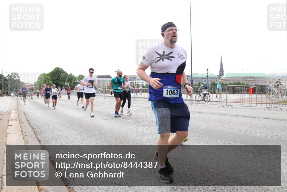 29.06.2025 - hella hamburg halbmarathon Lena Gebhardt http://msf.ph/oto/8444387 29.06.2025 10:29:49 Lombardsbrücke 1376, 7517, 1063, 1063, 1097, 1547, 1661, 1694, 2302, 2699, 3179, 3311, 3524, 3613, 4349, 4395, 4580, 5063, 5322, 5350, 6285, 6626, 6725, 7517, 7832, 8388, 8792, 8812, 8941, 9095, 9714, 9937, 10162, 10322, 10996, 11249, 11269, 11376, 11444, 11634, 11792, 12086, 12216, 12227, 12305, 12537, 13031, 13382, 13810, 14304, 14644, 15266, 16182, 16306, 16659, 16662, 16676, 16769, 17496, 17529, 17945, 18298, 18299, 18385, 18503 meine-sportfotos.de