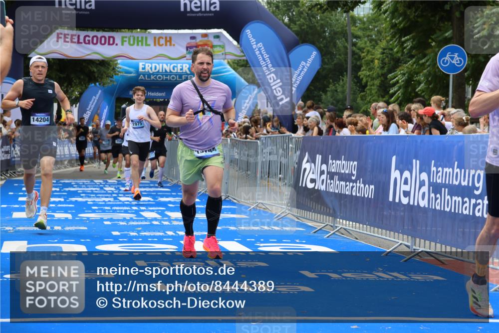 29.06.2025 - hella hamburg halbmarathon Strokosch-Dieckow http://msf.ph/oto/8444389 29.06.2025 10:39:45 Ziel 1358, 1975, 2525, 2563, 2573, 4398, 4766, 4888, 6149, 11714, 13190, 14204, 15435, 15744, 15813, 16580, 16761, 17005, 17425, 17792, 18013 meine-sportfotos.de