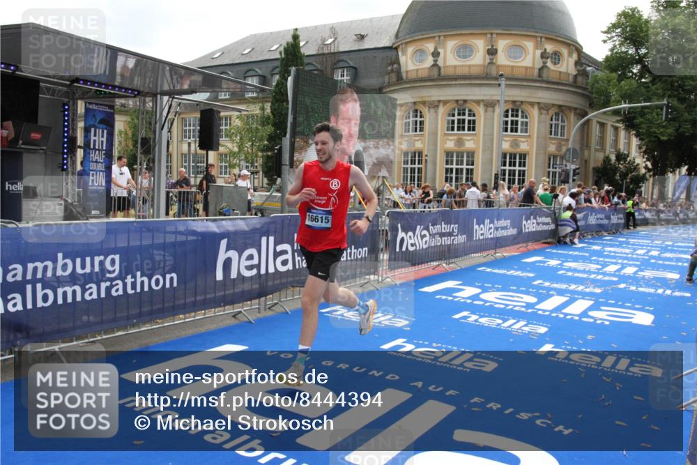 29.06.2025 - hella hamburg halbmarathon Michael Strokosch http://msf.ph/oto/8444394 29.06.2025 10:26:12 Ziel 13779, 16615, 17003 meine-sportfotos.de