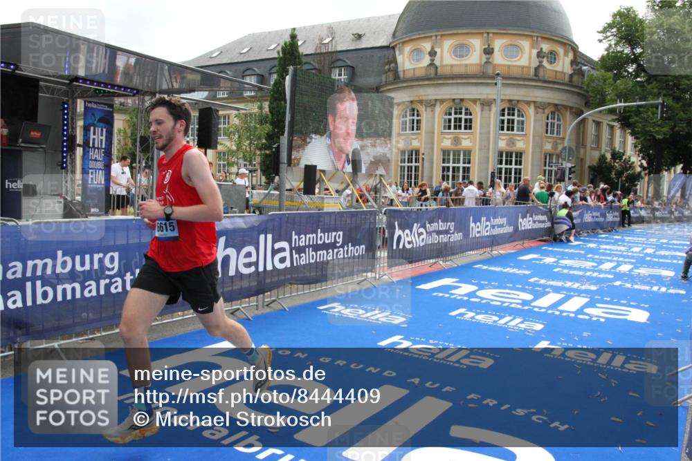 29.06.2025 - hella hamburg halbmarathon Michael Strokosch http://msf.ph/oto/8444409 29.06.2025 10:26:13 Ziel 16615 meine-sportfotos.de